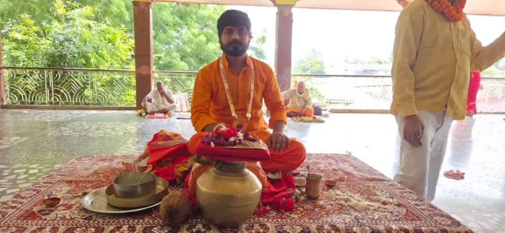 मां कामाख्या धाम के महंत आकाश तिवारी जी अपने आसन पर