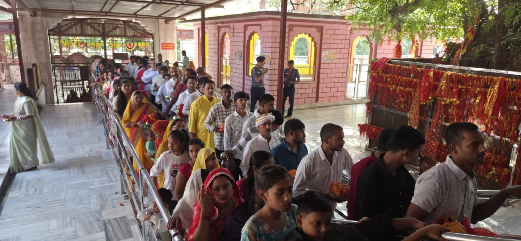 माँ कामाख्या मंदिर गहमर में कतार में खड़े होकर दर्शन का इंतजार करते महिला और पुरुष श्रद्धालु