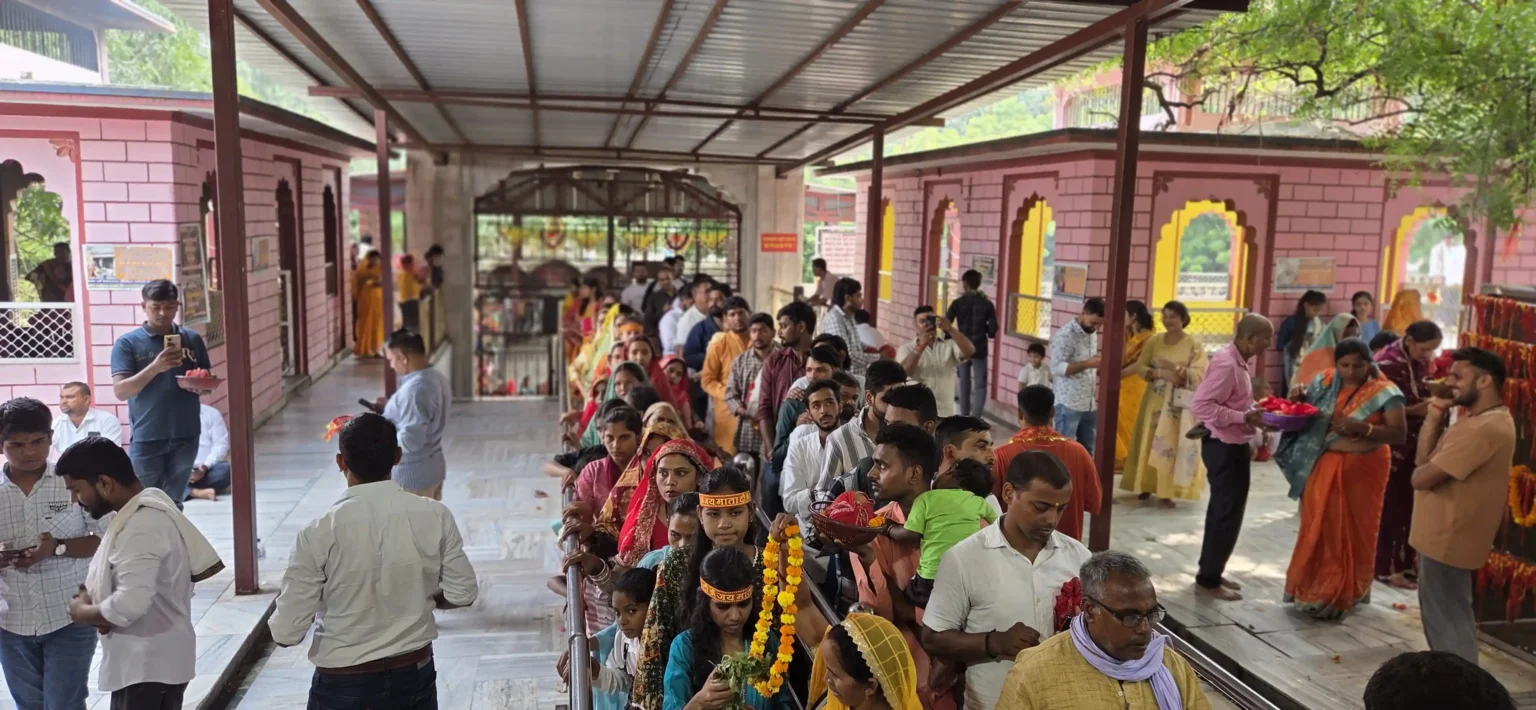 माँ कामाख्या धाम गहमर में दर्शन हेतु लोहे के बैरिकेड्स के बीच कतारबद्ध खड़े श्रद्धालुओं की भीड़।