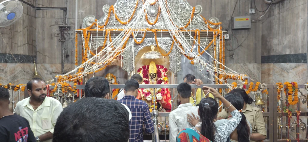 माँ कामाख्या धाम गहमर के चांदी के भव्य गर्भगृह के सामने खड़े होकर दर्शन करते श्रद्धालु
