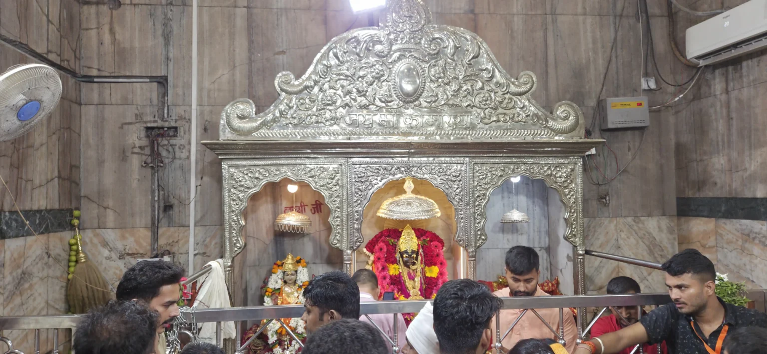 माँ कामाख्या धाम गहमर के गर्भगृह में सजा हुआ रजत द्वार और माता की प्रतिमा के दर्शन करते श्रद्धालु।
