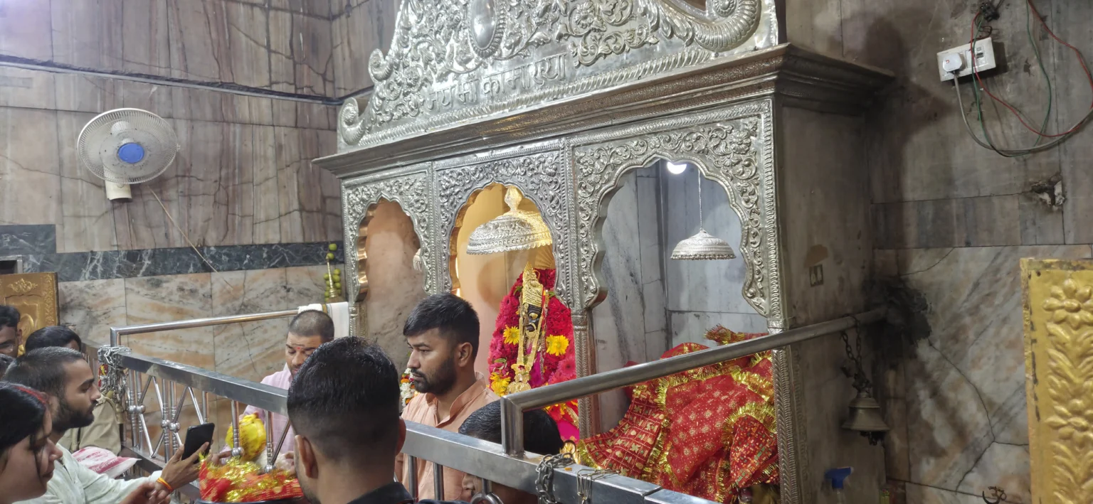 माँ कामाख्या धाम गहमर के गर्भगृह में सजा हुआ रजत द्वार और माता की प्रतिमा के दर्शन करते श्रद्धालु।