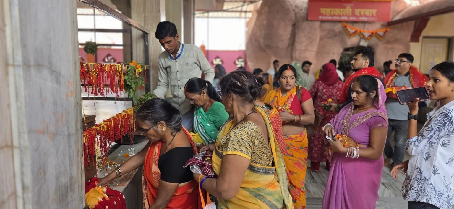 माँ कामाख्या धाम गहमर में महाकाली दरबार के पास लाल धागे और मन्नतें बांधती महिलाएं व श्रद्धालु।