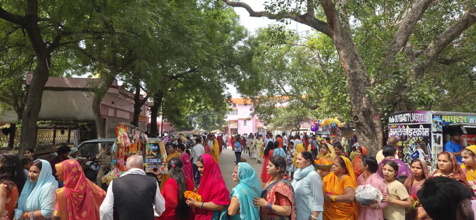 माँ कामाख्या धाम गहमर के मुख्य मार्ग और पेड़ों की छांव में चलते हुए श्रद्धालुओं व मेले का दृश्य।