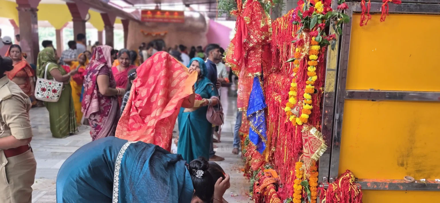 माँ कामाख्या धाम गहमर परिसर में स्थित विशाल और प्राचीन वटवृक्ष जिस पर लाल धागे बंधे हैं।