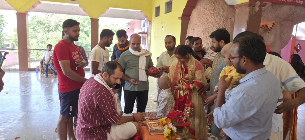 मंदिर गहमर परिसर में पुरोहित की उपस्थिति में बच्चे का मुंडन संस्कार कर पूजा कराते परिजन