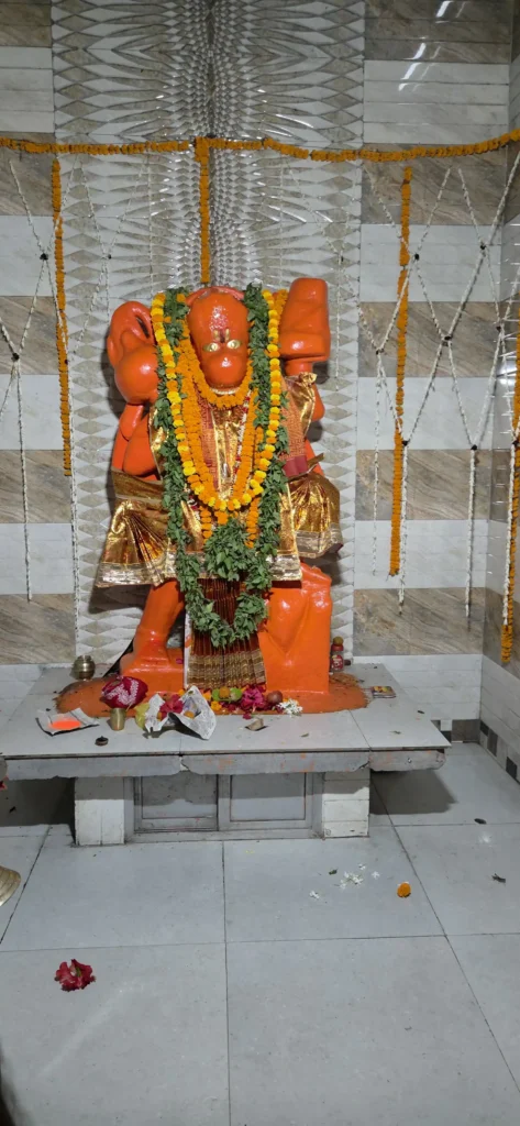 माँ कामाख्या धाम गहमर परिसर में स्थापित हनुमान जी की सिंदूर और मालाओं से सुशोभित भव्य प्रतिमा।