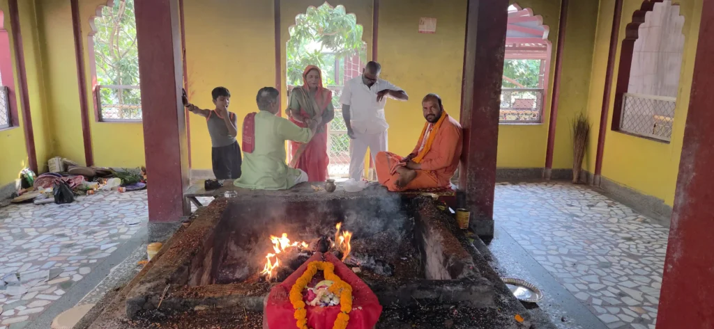 माँ कामाख्या मंदिर गहमर के हवन कुंड में जलती पवित्र अग्नि और अनुष्ठान करते पुरोहित व यजमान।