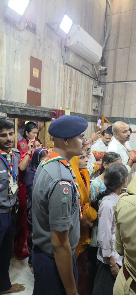 माँ कामाख्या धाम में श्रद्धालुओं की व्यवस्था सँभालते भारत स्काउट्स एंड गाइड्स के स्वयंसेवक एवं पुलिस बल