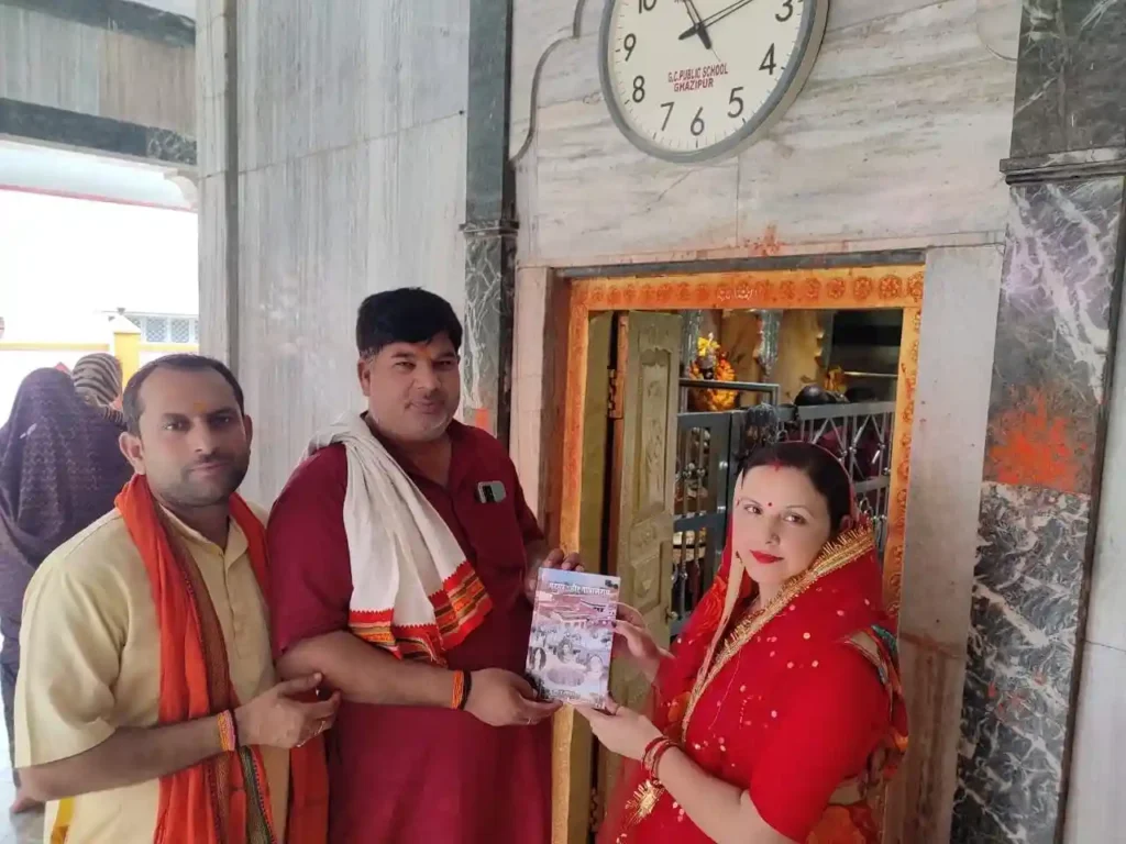 माँ कामाख्या मंदिर के द्वार पर पुस्तक भेंट करते हुए अखंड गहमरी