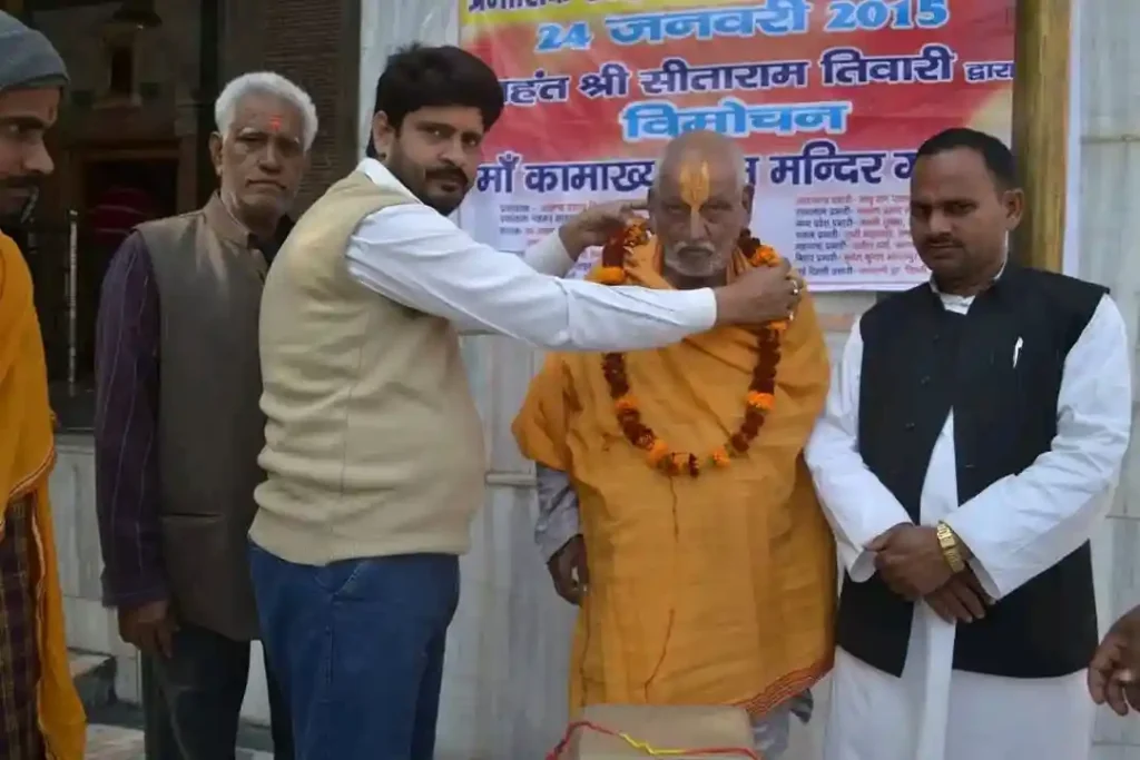 माँ कामाख्या धाम के महंत श्री सीताराम तिवारी जी का अभिनंदन करते हुए ग्रामीण व साहित्यकार