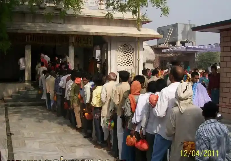 नवनिर्माण से पूर्व माँ कामाख्या मंदिर गहमर के प्रांगण में दर्शन के लिए लगी लंबी कतार (12/04/2011)