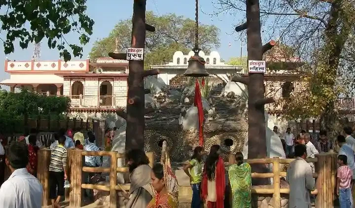 नवनिर्माण से पहले माँ कामाख्या धाम का मुख्य प्रवेश द्वार और पुरानी संरचना