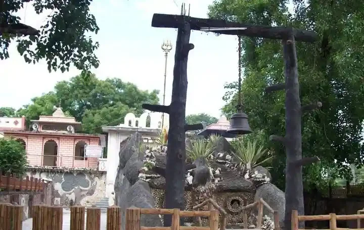 माँ कामाख्या मंदिर गहमर का पुराना परिसर, घंटा और त्रिशूल दृश्य