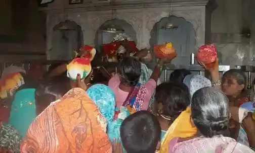 माँ कामाख्या मंदिर के पुराने गर्भगृह में पूजा-अर्चना करती महिलाएं व श्रद्धालु