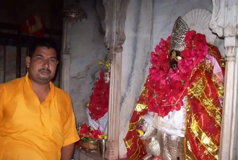 माँ कामाख्या मंदिर गहमर की पुरानी पावन मूर्ति और श्रृंगारित स्वरूप